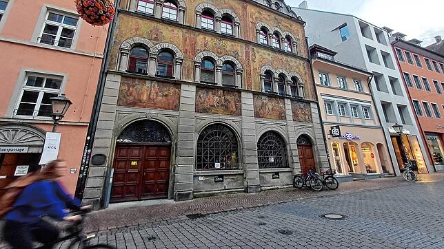 Hinter der Fassade des Konstanzer Rathauses sucht die Stadtverwaltung nach Möglichkeiten zur Einsparung. Dabei sollen auch Jobs ...