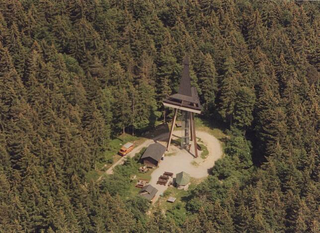 Auf dem Gipfel der Gugel über den Dächern von Kleinherrischwand ragt der Gugelturm aus dem Kronenmeer der Fichten. Von hier reicht der ...