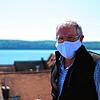 Optiker Ulrich Krezdorn aus Überlingen. Auch er trägt Brille und Maske.