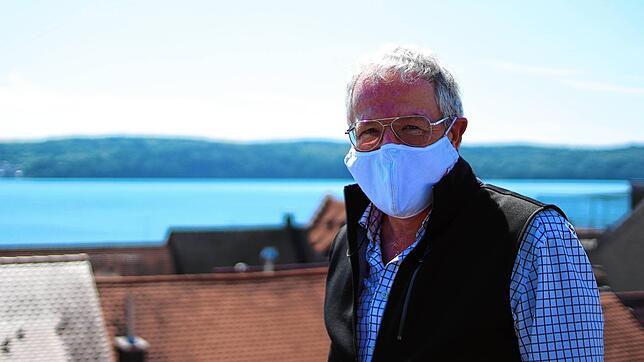 Optiker Ulrich Krezdorn aus Überlingen. Auch er trägt Brille und Maske.