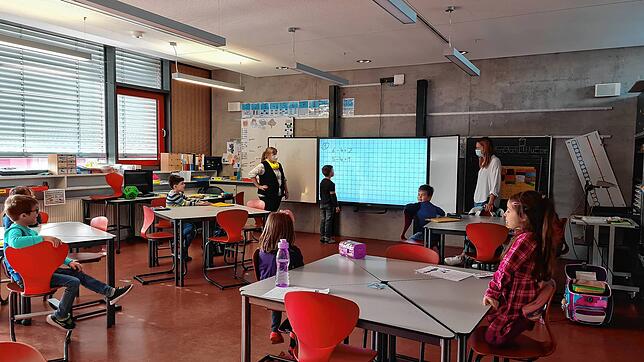 Ein Blick ins Klassenzimmer: Mithilfe einer digitalen Tafel unterrichten die beiden Lehrerinnen Meike Hasenmaile (rechts) und Martina ...