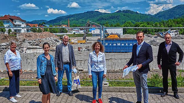 Der Abbruch der Brennet-Hallen ist fast abgeschlossen, bald soll mit dem Neubau begonnen werden. Der Bundestagsabgeordnete Felix ...