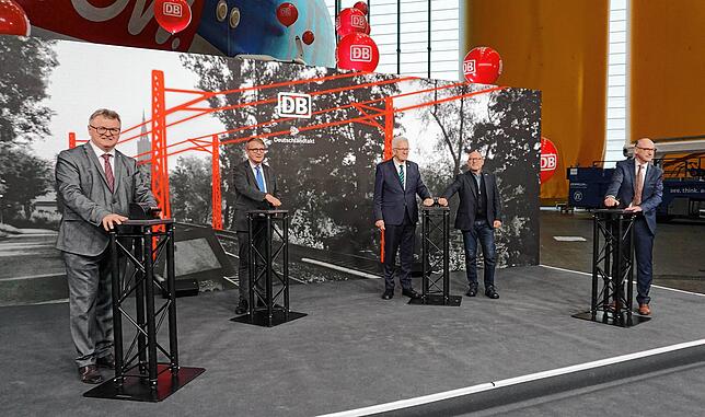 Die elektrifizierte Südbahn wurde symbolisch ohne im Zeppelin-Hangar in Betrieb genommen. Die meisten Gäste waren Pandemie-bedingt nun ...