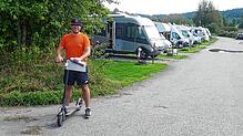 Die Freude an seiner Arbeit im Reisemobilhafen Bad Dürrheim sieht man Platzbetreiber Andreas Bertsch förmlich an. Mit seinem E-Roller ...