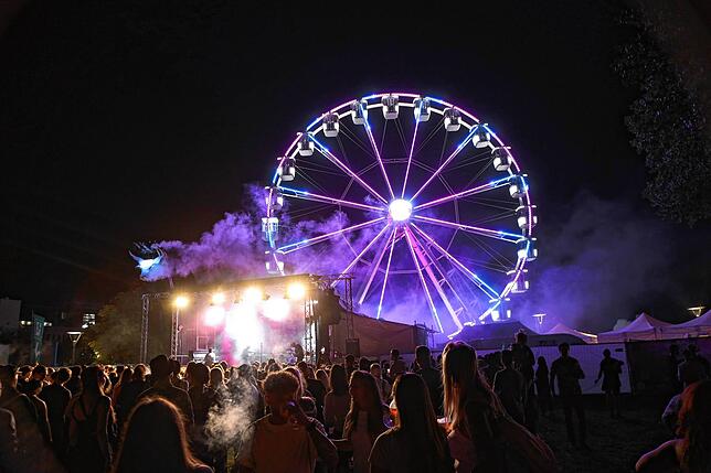 Bild 28: Elektro-Fans versammeln sich am See: Klein Venedig wird am Samstagabend zur Freiluftparty