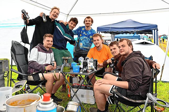 Von links: Simon, Nils, Julius, Pius, Hendrik, Tommi und Johannes – sie bezeichnen sich als „Der Schorle-Klub“.