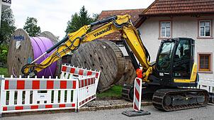 Der Breitbandausbau und die Verlegung neuer Erdkabel für Strom in Herrischried schreiten voran, wie hier im Ortsteil Niedergebisbach zu ...