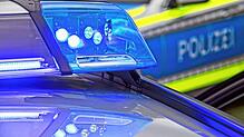 Ein Blaulicht auf dem Dach eines Polizeifahrzeugs.