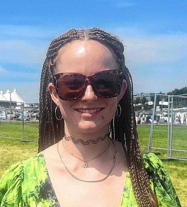 Liv Spachmann aus Konstanz leitet das Bier-Yoga am Samstag an.
