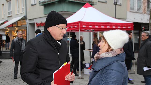 Die SPD sammelt Unterschriften für ein Volksbegehren – gestern war sie in Friedrichshafen und in Kostanz unterwegs, um für gebührenfreie ...