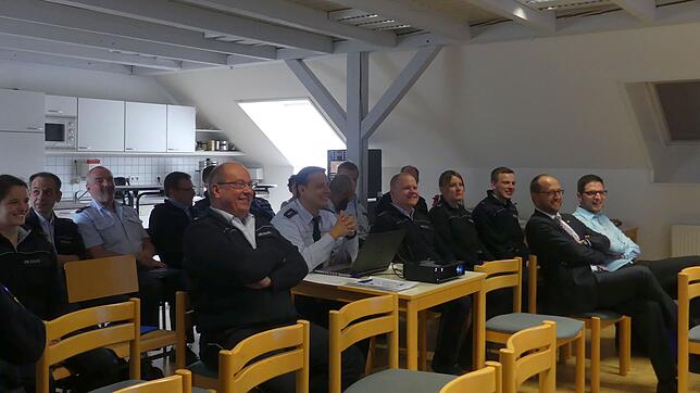 Fröhliche Gesichter angesichts hervorragender Zahlen: Polizeibeamte des Polizeireviers Schramberg, Oberbürgermeister Thomas Herzog und ...