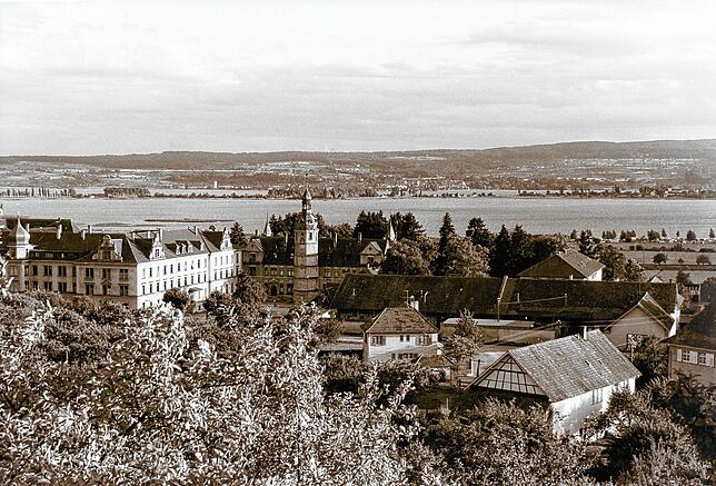 Blick auf das Kloster und den Ort Hegne im Jahr 1945. Im Wald von Hegne wurde in diesem Jahr am 26. April ein französischer General von ...
