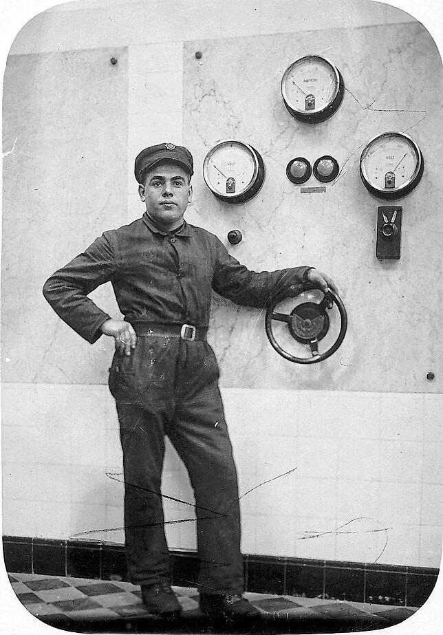 Franz Kramer, ein stolzer Werkselektriker, Mitte der 1920er Jahre vor der Schaltanlage. Die MBB produzierte einen großen Teil ihres ...
