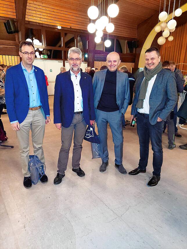 Bild 3: So feiert Mike Biehler seinen Wahlsieg in Görwihl