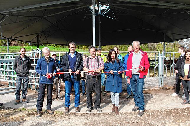 Eröffnen symbolisch den Roundhouse-Stall von Hansjörg Fischer in Öhningen ein: (vorne von links) Thilo Herbster, Geschäftsführer der ...