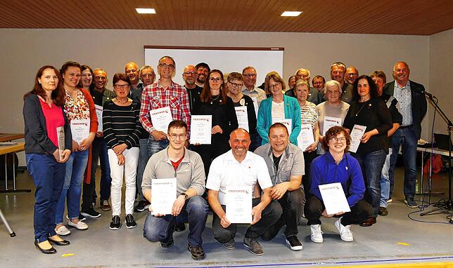 Für ihre jahrzehntelange Treue zum SV Storzingen durften Sie sich über eine Ehrung freuen und Golde (40 Jahre), Silberne (25 Jahre) und ...