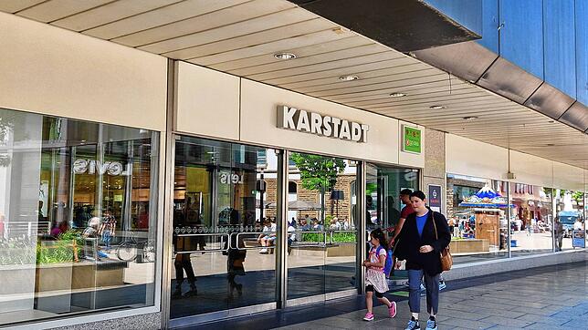 Von Außen lässt nichts darauf schließen, dass sich im Inneren vom Karstadt in Singen etwas tut. Doch vor dem Restaurant hängt ein ...