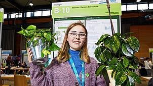 Evaine Andrae aus Wehr gewinnt bei „Jugend forscht“ einen Preis. Überrascht habe sie, dass die Efeutute bei der Verletzung keine Töne ...