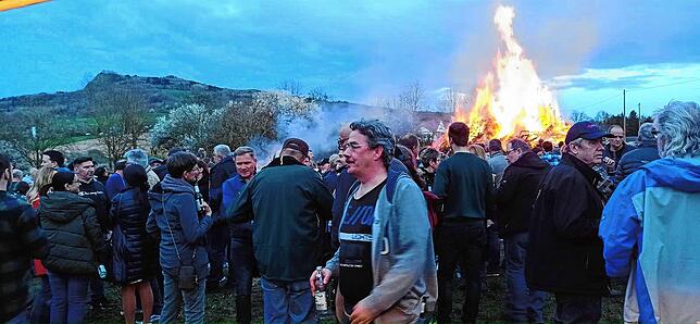 Treffpunkt am Ostersonntag: Zum Osterfeuer in Binningen – wie hier auf dem Bild aus dem Vorjahr – lädt der Hilzinger Ortsteil auch in ...