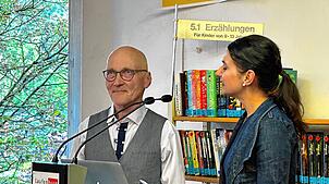 Erste Burgschreiber-Lesung mit spannenden Einblicken: Autor Knut Diers ist hier im Dialog mit Sandhya Hasswani vom Organisationteam in ...