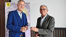 Thomas Strobl, stellvertretender Ministerpräsident und Digitalisierungsminister, übergibt Bürgermeister Michael Schmitt die neu ...