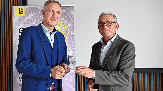 Thomas Strobl, stellvertretender Ministerpräsident und Digitalisierungsminister, übergibt Bürgermeister Michael Schmitt die neu ...
