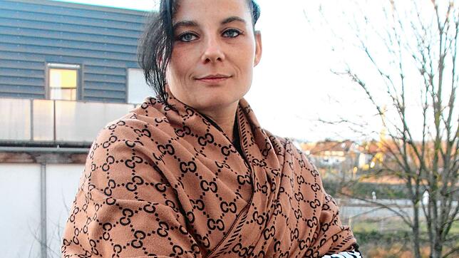Giovanna Lo Cicero auf dem Balkon der Ferienwohnung in Friedrichshafen, in der sie derzeit wohnt. Ende Mai muss sie dort raus. Bis jetzt ...