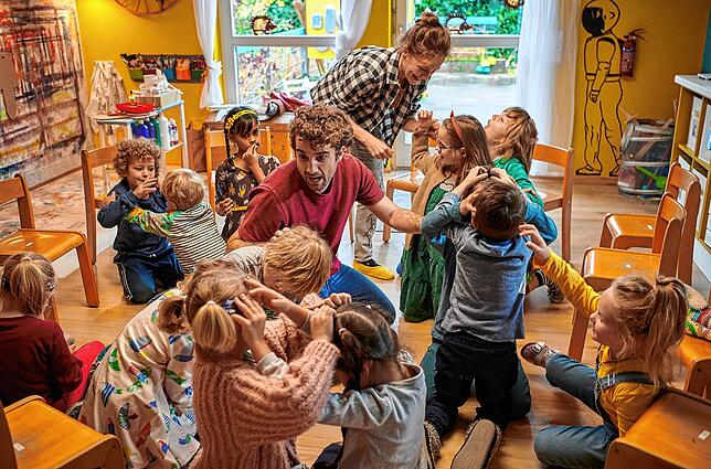 Was für ein Durcheinander: Freddy (Oliver Wnuk) inmitten seiner Kindergartengruppe.