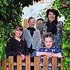 Familie Höpfner vor ihrem Haus in Singen (von links): Die Töchter Emma, Lara und Matilda mit ihrer Mutter Kathrin am Gartentor. Nicht im ...