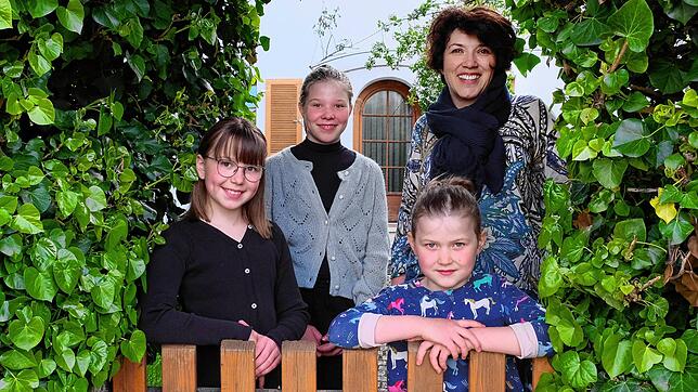 Familie Höpfner vor ihrem Haus in Singen (von links): Die Töchter Emma, Lara und Matilda mit ihrer Mutter Kathrin am Gartentor. Nicht im ...