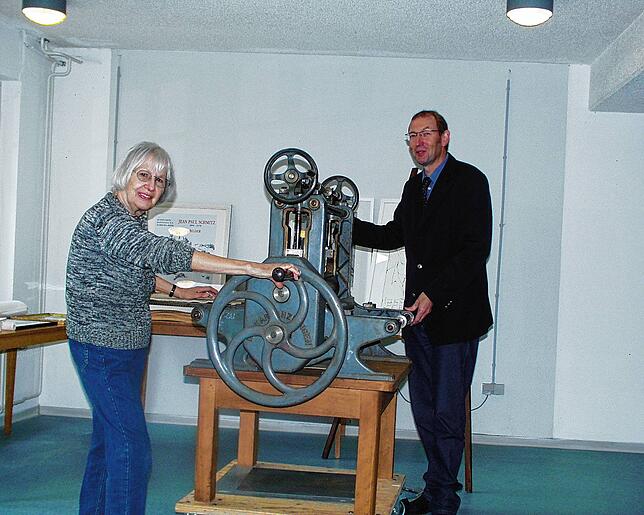 Rose Marie Stuckert-Schnorrenberg hat der Gemeinde Moos im März 2006 mit der Druckerpresse Erich Heckels ein außergewöhnliches Geschenk ...
