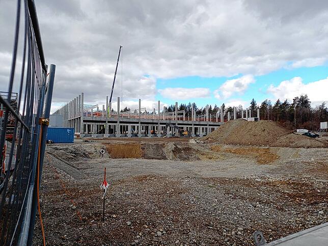 Bis vor kurzem lag das Areal noch brach. Im Sommer soll der Neubau fertiggestellt werden.