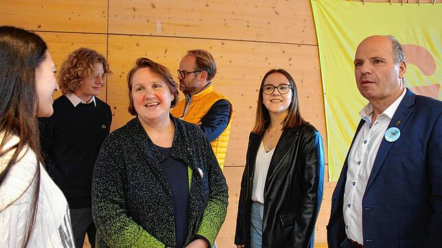 Im Plausch mit der Bildungsministerin: Die beiden Oberstufenschülerinnen Vera Yilmaz (links) und Nathalie Krizancic machen bald an der ...