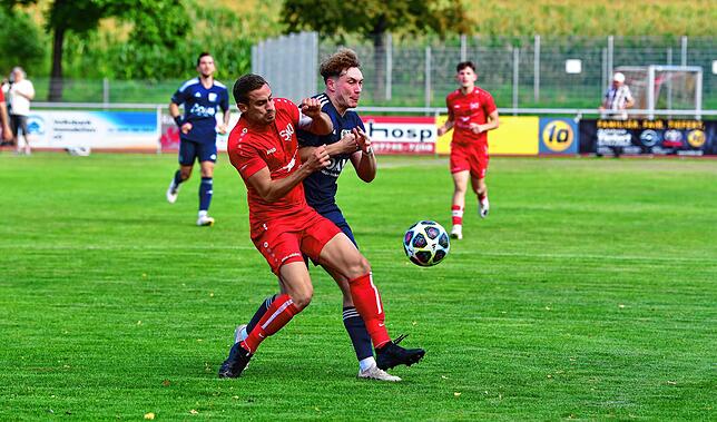 Bild 2: SV Jestetten müht sich zu einem 2:0 gegen Aufsteiger SV Blau-Weiß Murg &ndash; und wir haben Bilder!