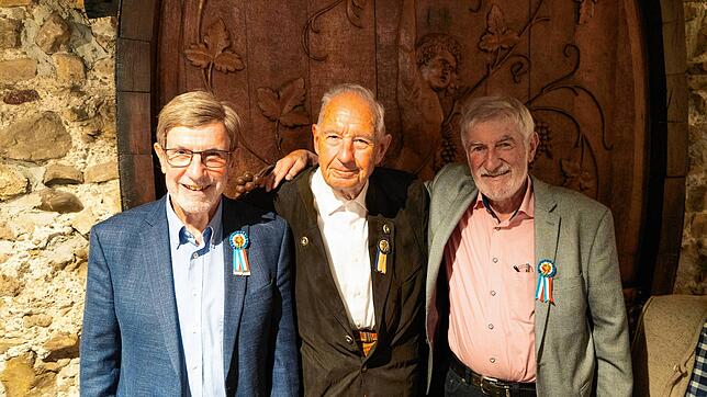 Als Festredner und Zeitzeuge berichtet Klaus Dietsche (Mitte), flankiert von den Zunftbrüdern Raimund Walde (links) und Heinz Steßl, ...