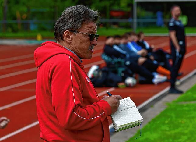 Zufrieden: Mit dem Punkt kann Trainer Karl-Frieder Sütterlin, der beim 2:2 seines TuS Binzen bei der SG FC Wehr/Brennet einiges zu ...
