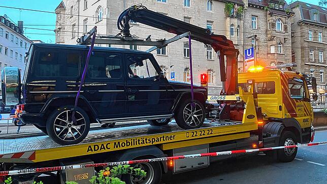 Ein Geländewagen wird auf einen Abschleppwagen gehoben. Das Auto ist am Freitag in Stuttgart in eine Personengruppe gefahren.