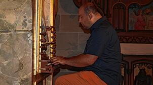 Der ukrainische Organist Taras Baginets an der barocken Marienorgel von 1761. Foto: Antonia Kitt