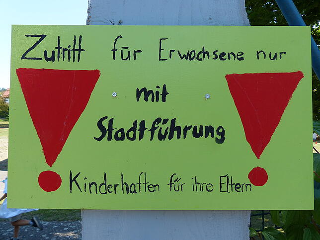 Die Warnung an alle Erwachsenen ist nicht zu übersehen.