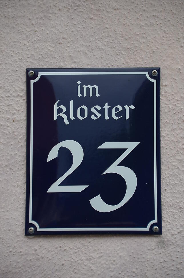 Liebenswertes Detail: das eigens angefertigte Hausnummernschild „im Kloster 23“.