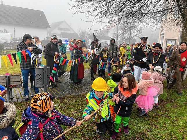 Die Kindergartenkinder zerren Ahausens Ortsvorsteher Jakob Krimmel erfolgreich aus dem Rathaus und helfen so der Narrenzunft Moschtobst, ...