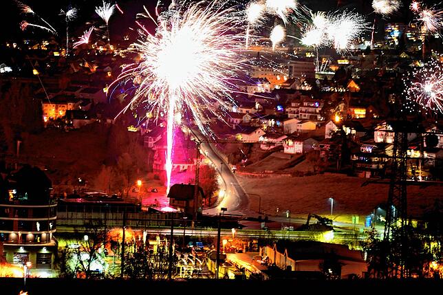 Farbenprächtiges Feuerwerk erhellt St. Georgen in Nacht auf Neujahr.
