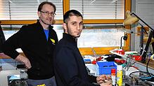 Yamen Salmanoka (rechts) mit Ausbildungsleiter Uwe Bertsche. Vor wenigen Jahren aus Syrien geflüchtet, absolvierte der junge Mann ...