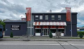 Wer hat hier etwas beobachtet? Unbekannte sind in diese Metzgerei in der Max-Stromeyer-Straße eingebrochen und haben Bargeld gestohlen.