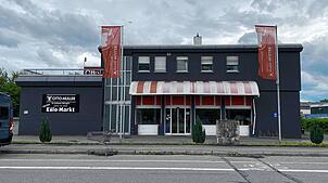 Wer hat hier etwas beobachtet? Unbekannte sind in diese Metzgerei in der Max-Stromeyer-Straße eingebrochen und haben Bargeld gestohlen.