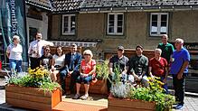 Gemütliches Zusammensitzen im Ort: Landrat Martin Kistler, Bürgermeister Marcel Schneider, Vertreter des Gemeinderates und des ...