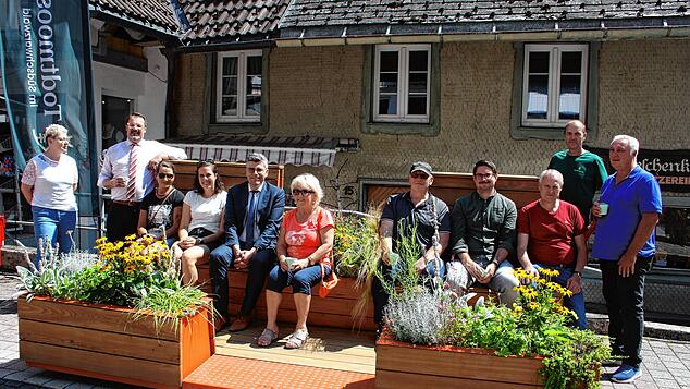 Gemütliches Zusammensitzen im Ort: Landrat Martin Kistler, Bürgermeister Marcel Schneider, Vertreter des Gemeinderates und des ...
