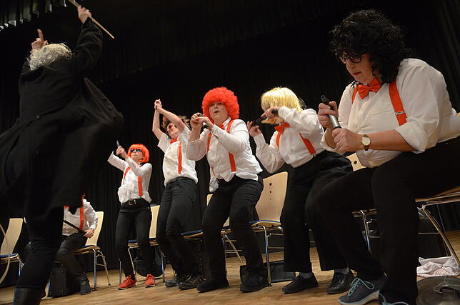 Mit Hochdruck musiziert das von Angelika Thum choreographierte "Luftpumpen-Orchester" der Katholischen Frauengemeinschaft.