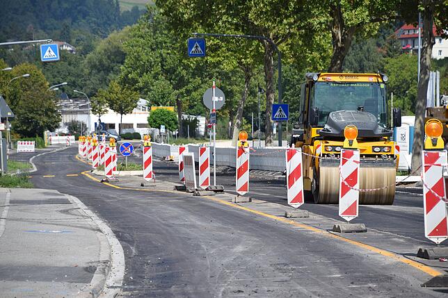 Die Binderschicht der Heinrich-Fahr-Straße ist fertig. Es fehlt aber noch die Deckschicht. Diese kommt im September, aber das ...