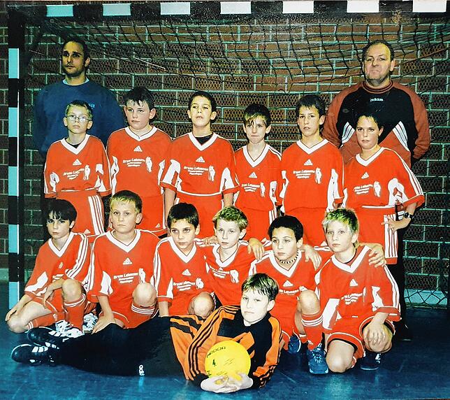 Auftakt mit Handschuhen: In seinen ersten Fußballjahren beim FC Wallbach war Matthias Wenk, hier als E-Junior, noch Torwart. Erst als ...